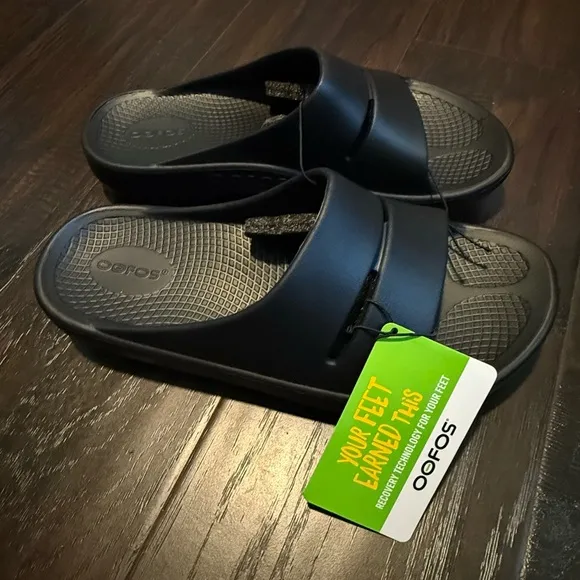 👣 NWT! OOFOS Blsck Unisex Slides
