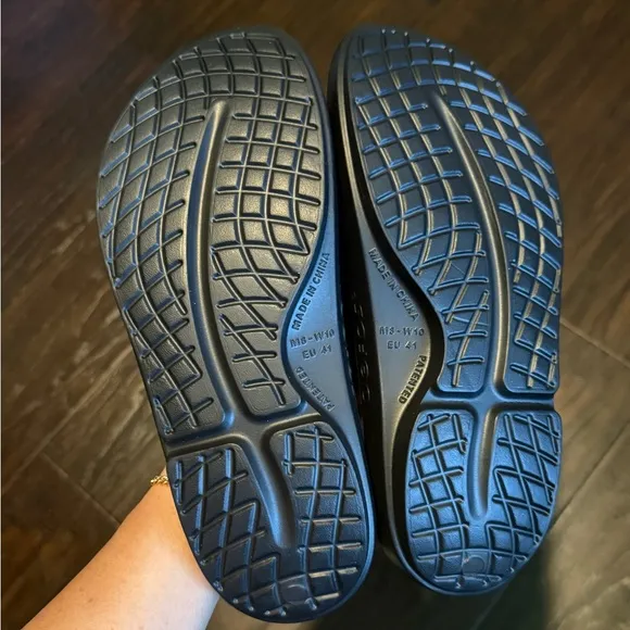 👣 NWT! OOFOS Blsck Unisex Slides