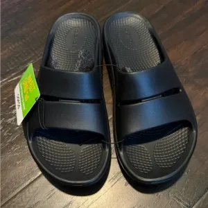 👣 NWT! OOFOS Blsck Unisex Slides