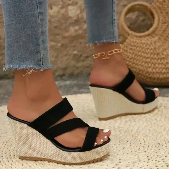 2024 New Style Cross Suede Thick Heeled Women Daily Versatile Sandals!