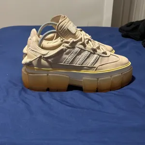 Adidas Originals Women's Ivy Park Super Sleek Chunky Fashion Sneakers GZ3891