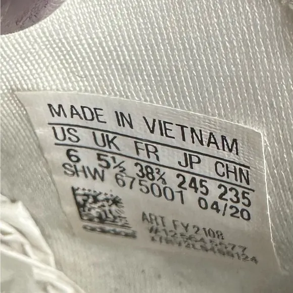 Adidas size 6 White NMD sneakers  pre owned Exellent condition.