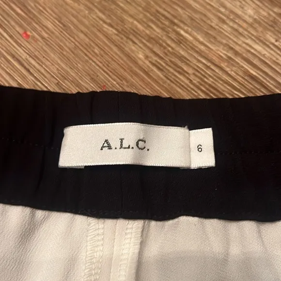 A.L.C. Women’s BLACK &amp; WHITE SHORTS WITH SCALLOP HEM, size 6 LINED NWOT