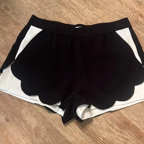 A.L.C. Women’s BLACK &amp; WHITE SHORTS WITH SCALLOP HEM, size 6 LINED NWOT
