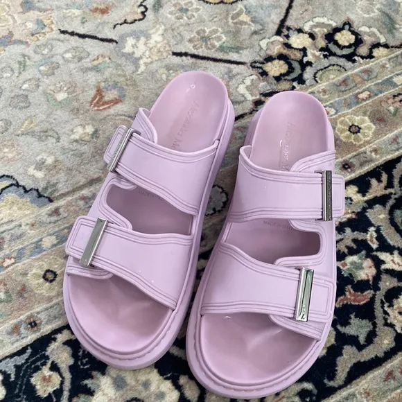 Alexander McQueen Two-Band Rubber Slides in Lilac 40