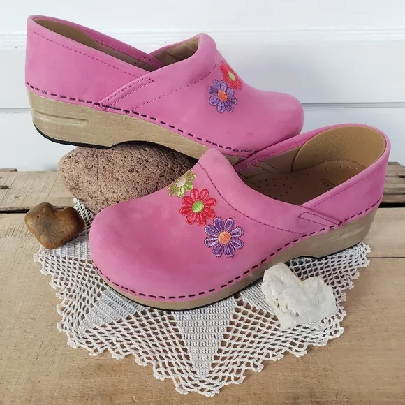 🌸AvaiaLable🌸Flower Power Dansko Pro Clog Pink  Embroidered Nubuck Suede Girls