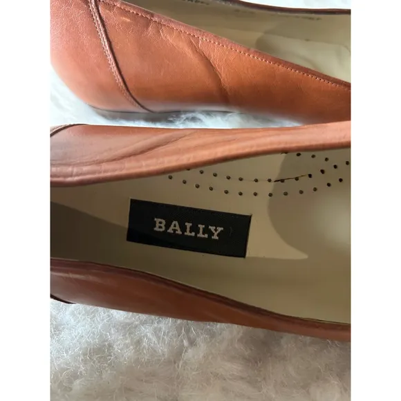 Bally Isabel Slip on Leather Loafers Women Size 7.5 in camel Brown