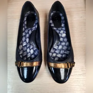 BØC Børn Masia Ballet Flats Patent Leather Black Cap Toe Gold Strap  ~ 8/39