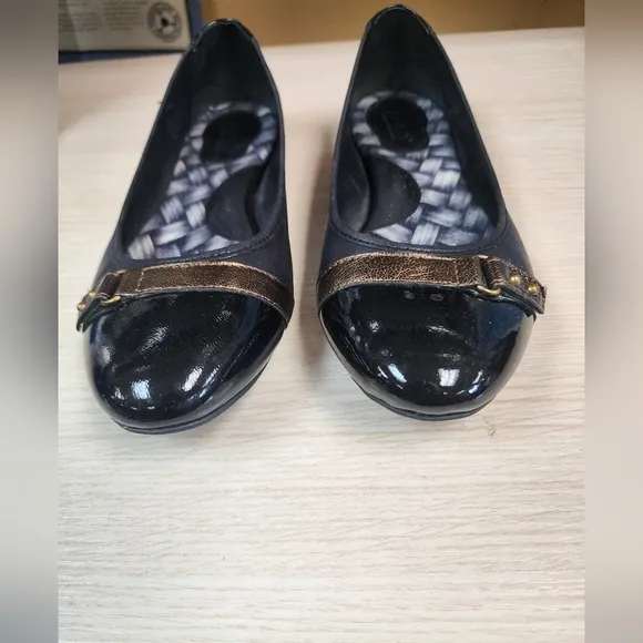 BØC Børn Masia Ballet Flats Patent Leather Black Cap Toe Gold Strap  ~ 8/39