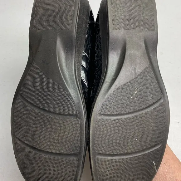 Black Croc-Embossed Women's Loafers