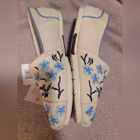 BOBS for DOGS from Sketchers Dogs Design Memory Foam Slip On Womens Shoes Size 7