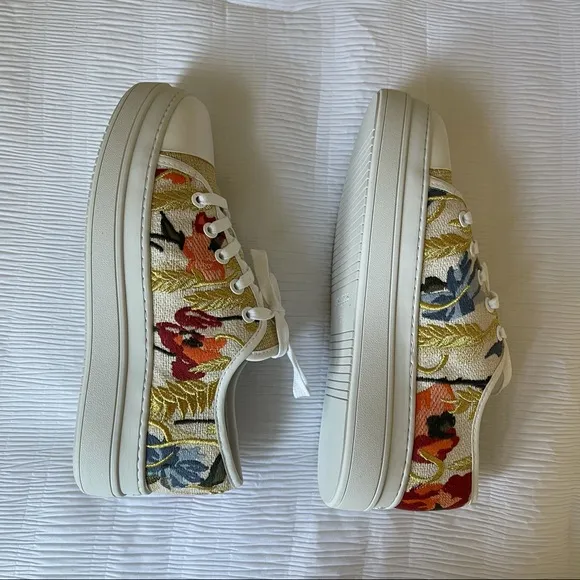 Brand New - JS SLIDES Noir Floral Embroidery Sneakers 🌼✨