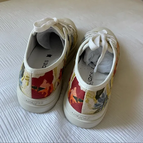 Brand New - JS SLIDES Noir Floral Embroidery Sneakers 🌼✨