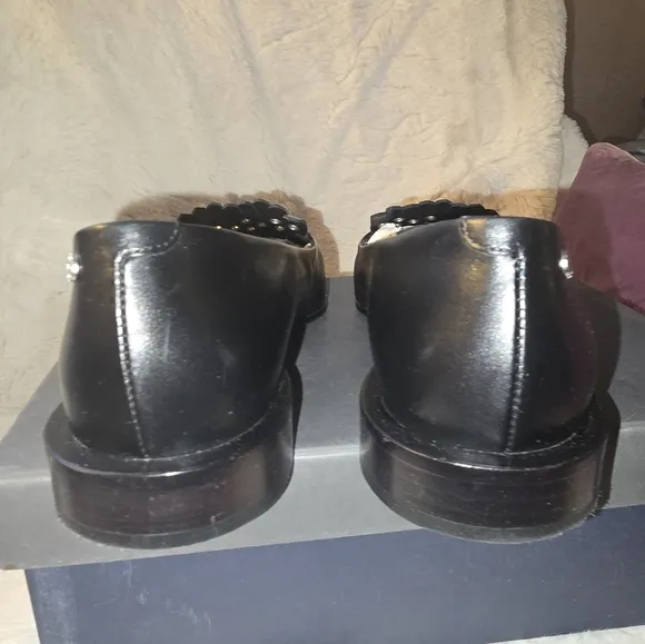 CAPEZANNI pointy nose flat loofers. Size 7.5