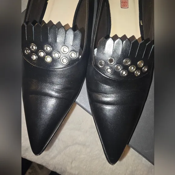 CAPEZANNI pointy nose flat loofers. Size 7.5