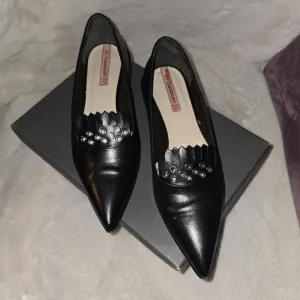 CAPEZANNI pointy nose flat loofers. Size 7.5