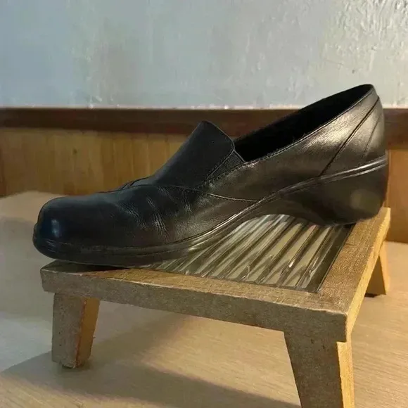 Clark’s Blackberry Black Leather Slip-on Loafers