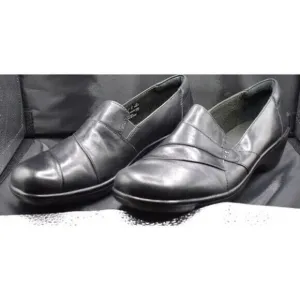 Clarks Sleek‎ Leather Slip-On Loafers Size 8 Like New