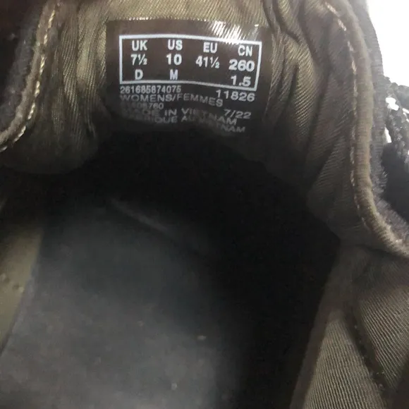 Clarks Wallabee Black Quilted Boots size 10
