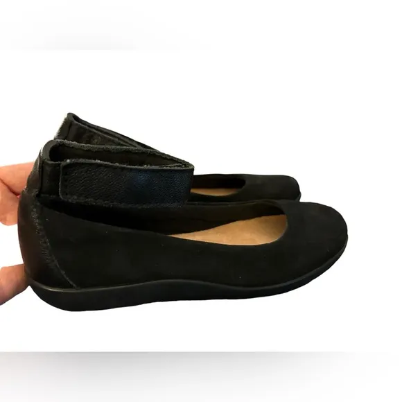 Clark’s Women’s Black Suede‎ Medora Nina Flats with Strap Size 7.5