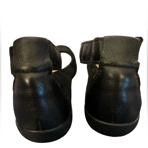 Clark’s Women’s Black Suede‎ Medora Nina Flats with Strap Size 7.5
