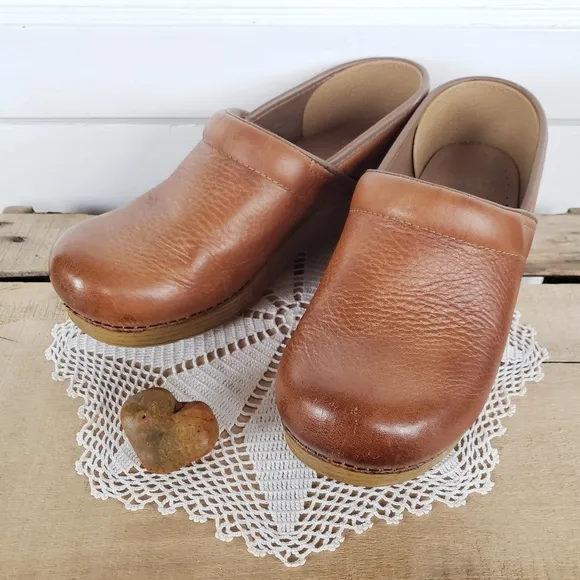 Cognac Dansko Pro WiDE Honey Clogs Burnished Distressed Leather Cottage 8.5-9