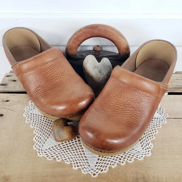 Cognac Dansko Pro WiDE Honey Clogs Burnished Distressed Leather Cottage 8.5-9