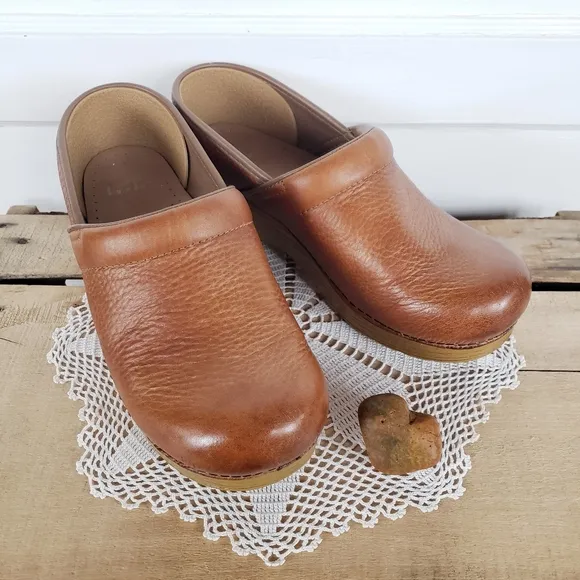 Cognac Dansko Pro WiDE Honey Clogs Burnished Distressed Leather Cottage 8.5-9