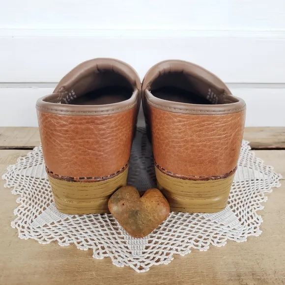 Cognac Dansko Pro WiDE Honey Clogs Burnished Distressed Leather Cottage 8.5-9