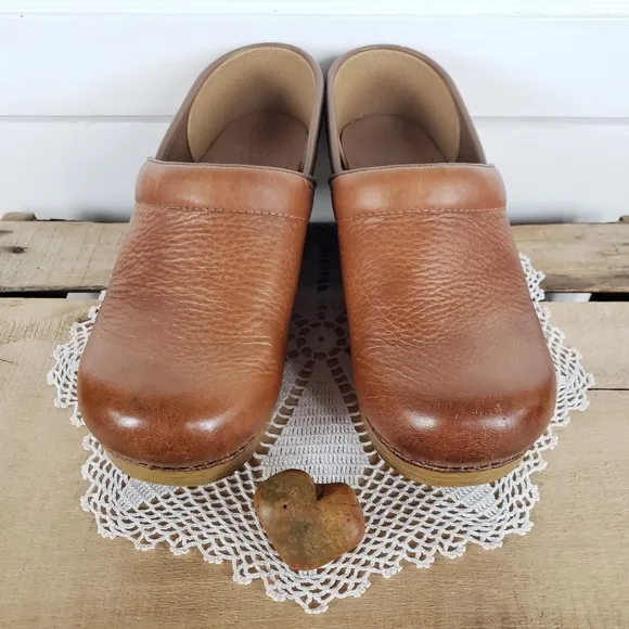 Cognac Dansko Pro WiDE Honey Clogs Burnished Distressed Leather Cottage 8.5-9