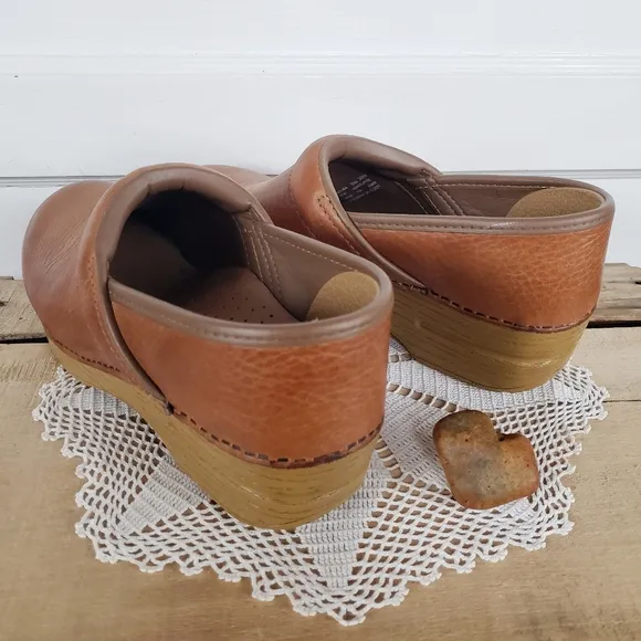 Cognac Dansko Pro WiDE Honey Clogs Burnished Distressed Leather Cottage 8.5-9