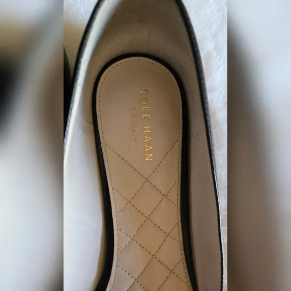 Cole Haan Tali Bow Skimmer Shoes Black Leather Gold Logo Size 9B W09852 with Box