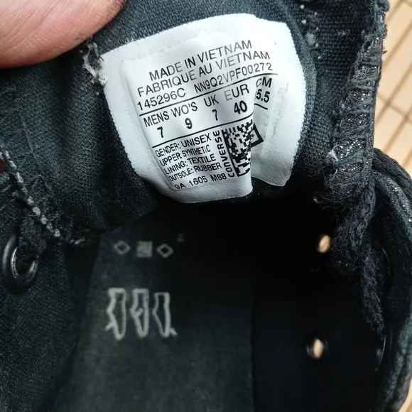 Converse All Stars black leather high tops fashion sneakers. Men's 7. Wo's 9. A3
