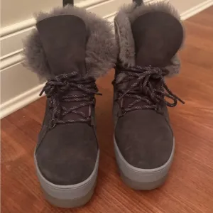 Cougar waterproof Women's Gray Fur-Lined Boots