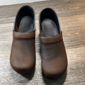Dansko Brown Leather clogs  Slip-Ons size 42 (b119)