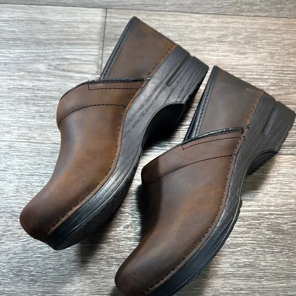 Dansko Brown Leather clogs  Slip-Ons size 42 (b119)