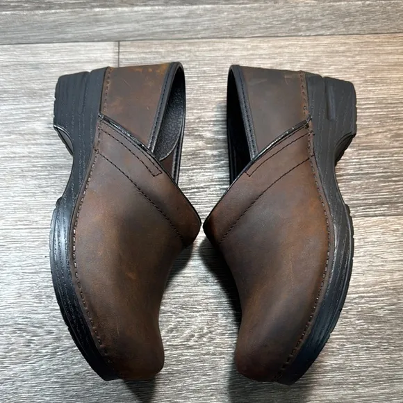 Dansko Brown Leather clogs  Slip-Ons size 42 (b119)