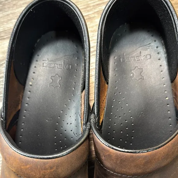 Dansko Brown Leather clogs  Slip-Ons size 42 (b119)