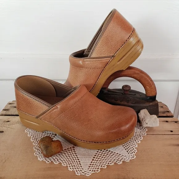 Dansko Pro WiDE Honey Clogs Burnished Distressed Leather Cottage Coastal 9.5-10