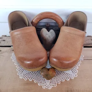 Dansko Pro WiDE Honey Clogs Burnished Distressed Leather Cottage Coastal 9.5-10