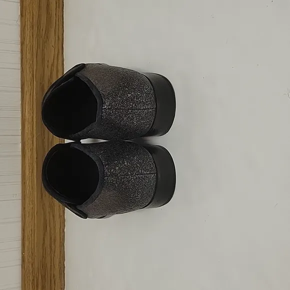 Donald Pliner sz 7.5 black/silver Loretta metallic loafers