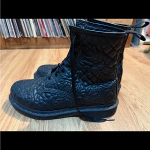 Dr. Martens Mono Matte Black Quilted Rose Embossed Floral Boots