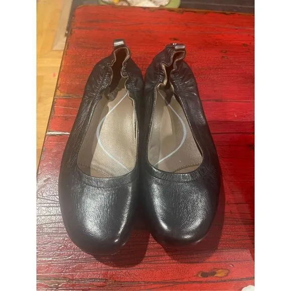 EARTHIES Tolo Elasticized Edge Flats 8.5 B. Black leather