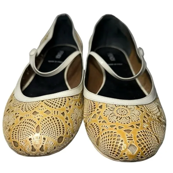 Fendi Women’s 38.5 7.5 Yellowed White Laser Cut Patent Leather Mary Jane Flats