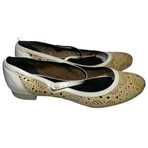 Fendi Women’s 38.5 7.5 Yellowed White Laser Cut Patent Leather Mary Jane Flats