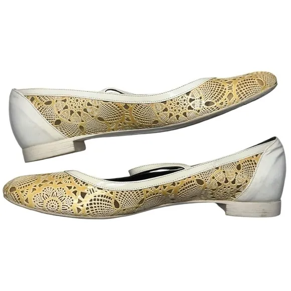 Fendi Women’s 38.5 7.5 Yellowed White Laser Cut Patent Leather Mary Jane Flats