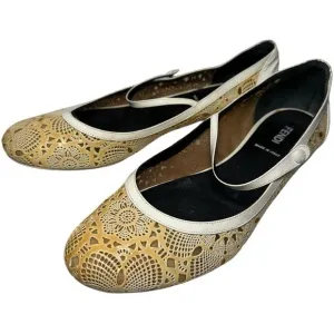 Fendi Women’s 38.5 7.5 Yellowed White Laser Cut Patent Leather Mary Jane Flats