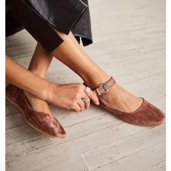 Free People Mystic Mary Jane Crushed Velvet Cinnamon Mauve Buckle Flats Size 40