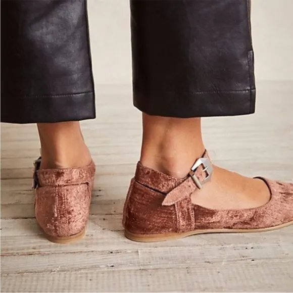 Free People Mystic Mary Jane Crushed Velvet Cinnamon Mauve Buckle Flats Size 40