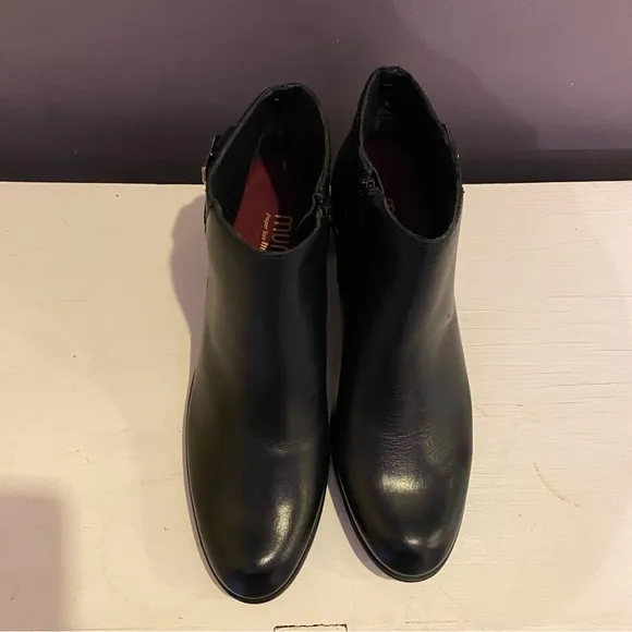 FS1993 EUC $245 Munro Jolyn Ankle Boots size 10 SS
